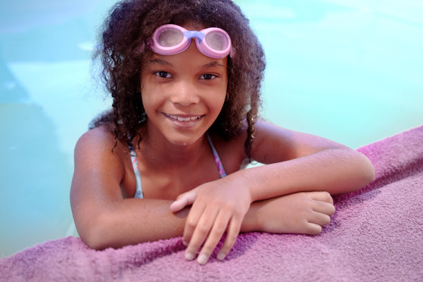 一个小女孩在游泳池里的剪影图片下载