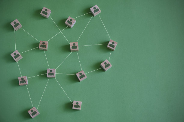 团队合作和网络理念，男性图标木块，绿色背景。图片下载