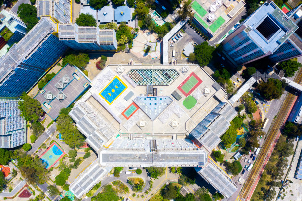 住宅区操场的无人机视图图片下载