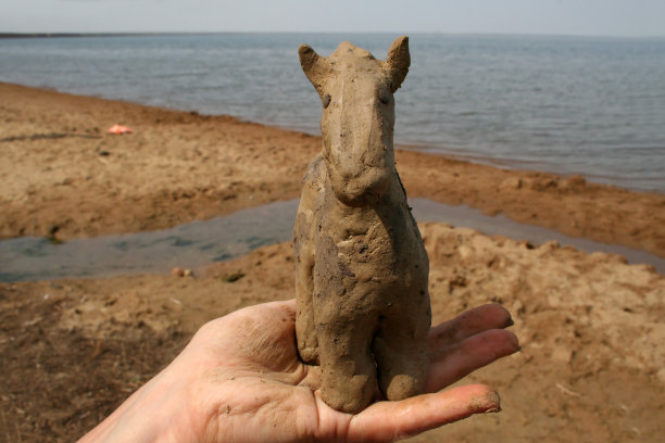 这匹马是用新鲜的湖泥塑造的图片下载