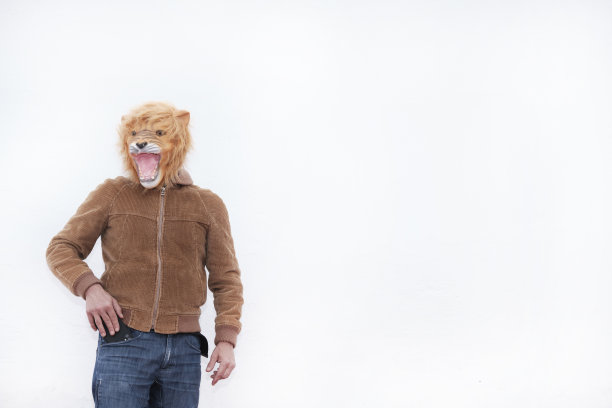 一个戴着咆哮狮子面具的男人在镜头前摆姿势图片下载