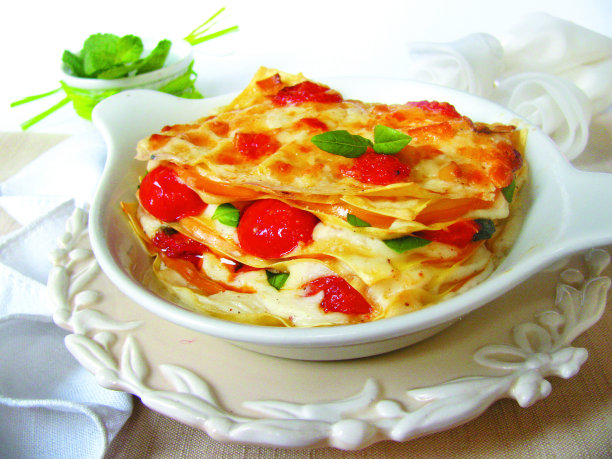 传统的番茄烤宽面条和烟熏奶酪(档案馆收藏)图片下载