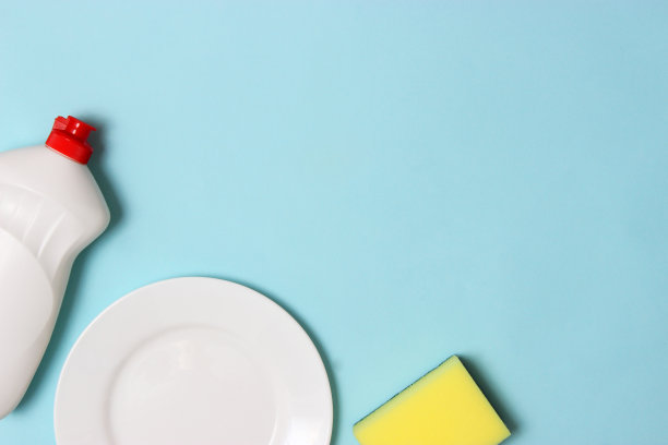 彩色背景上的洗碗液特写图片下载