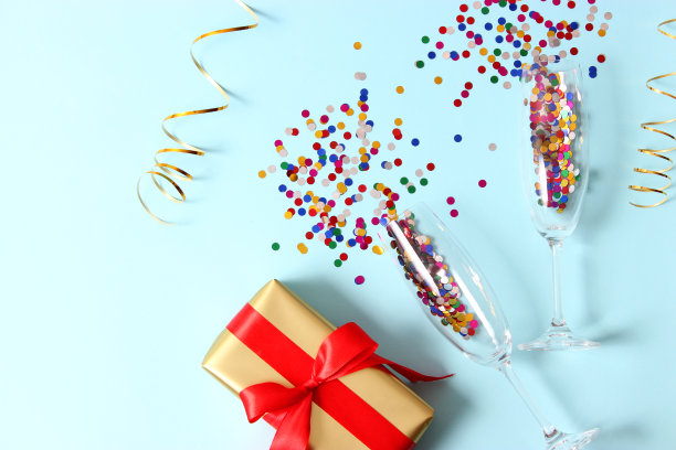 眼镜和五彩纸屑在一个彩色的背景俯视图。图片下载