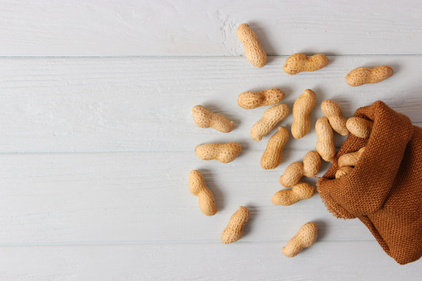 花生在一个明亮的背景特写图片下载