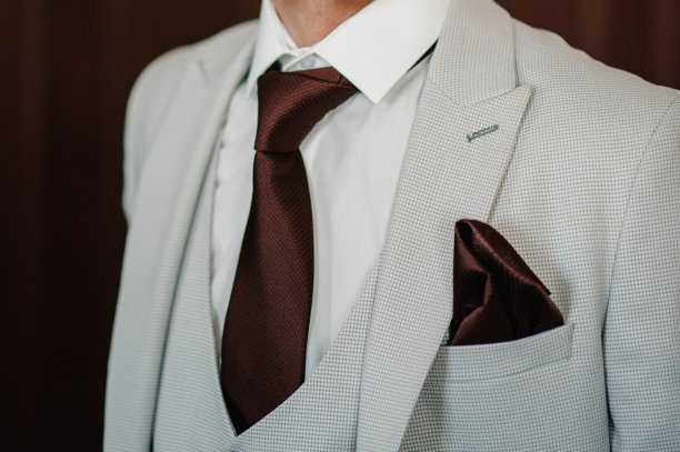 西装，背心，领带的男人。特写镜头。完美到最后的细节。现代的商人。时尚的照片，一个英俊的年轻人在优雅的经典西装。图片下载