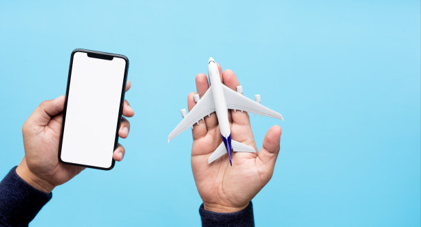 预订和管理在线机票概念与手持智能手机和飞机在彩色背景。商业运输图片下载