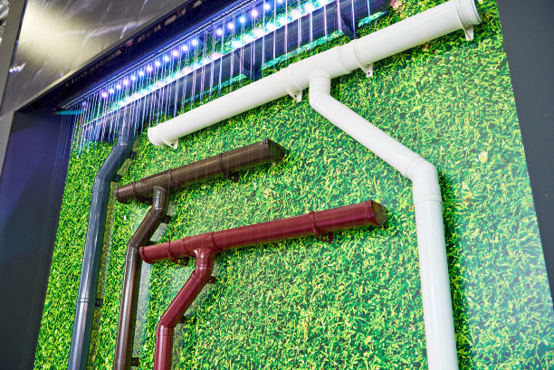 草地背景上的排水管图片下载