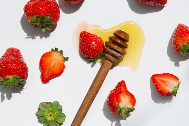 草莓和蜂蜜孤立在白色背景上图片下载