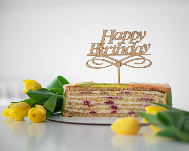 生日蛋糕的形状是一颗五彩缤纷的心图片下载