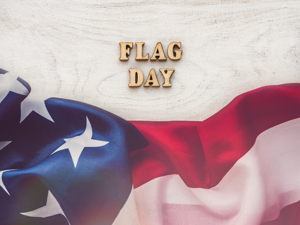 一张空桌子上放着美国国旗图片下载