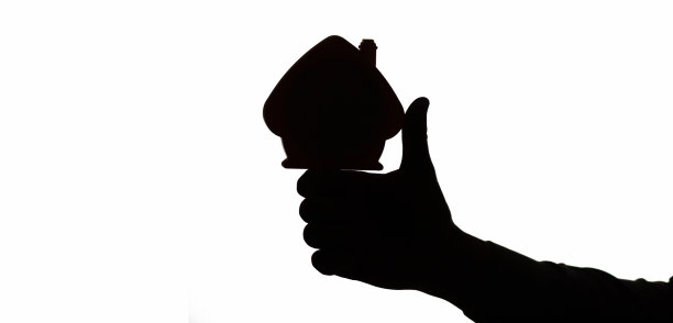 房子的剪影在男手上竖起大拇指，概念建筑事务所图片下载