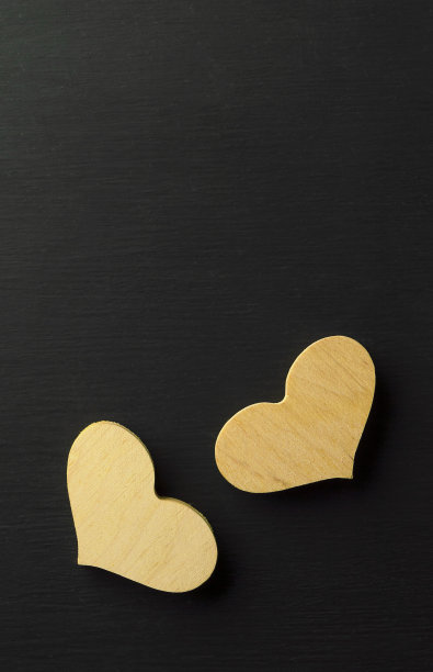 黑色背景上的木心。节日的背景。对爱的卡片。情人节。俯视图，平放，复制空间图片下载