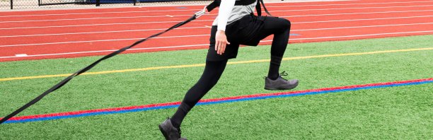 跑步者拉着有重量的雪橇跑图片下载