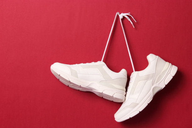 时髦的运动鞋系在彩色背景上。图片下载