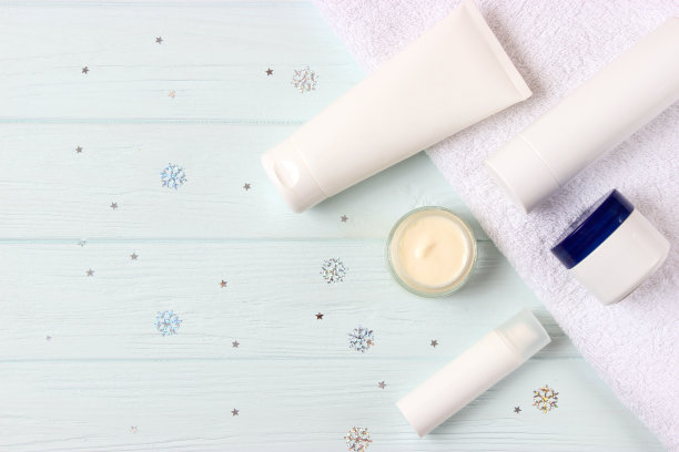 冬季护理化妆品上的彩色背景俯视图。图片下载