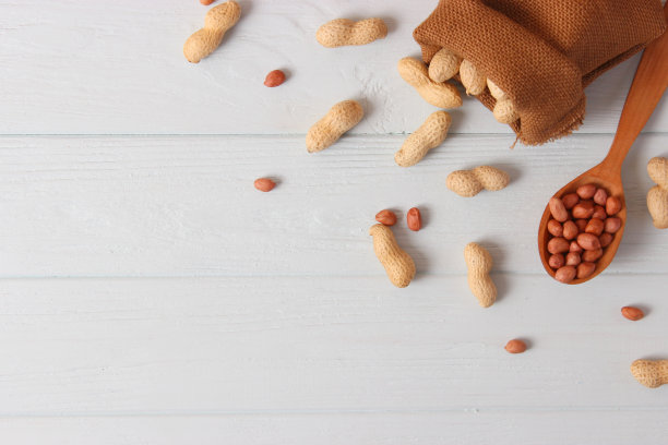 花生在一个明亮的背景特写图片下载