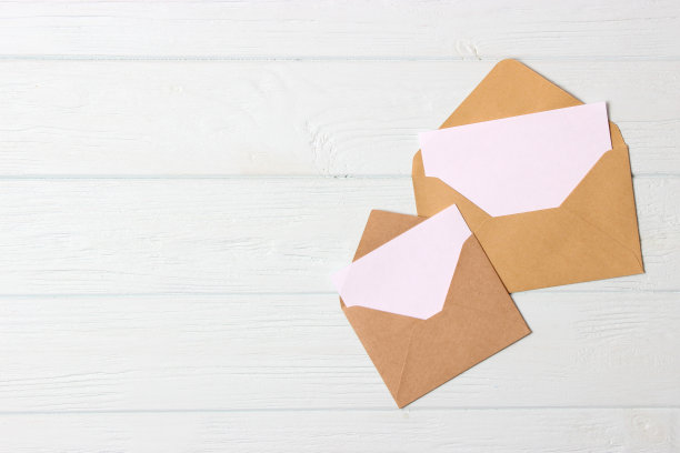 信封上的彩色背景俯视图。图片下载