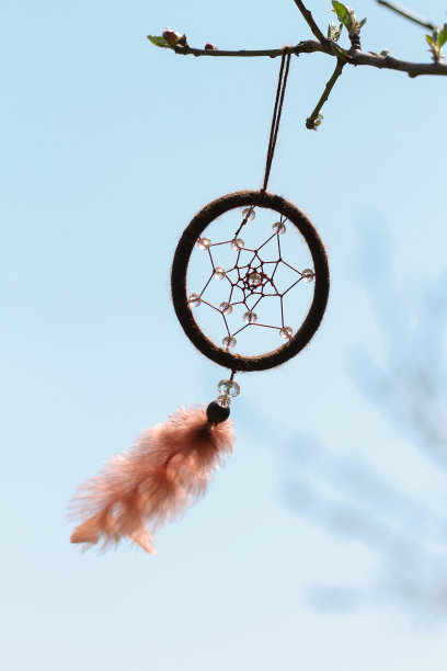 捕梦网与水晶珠子的天空背景。图片下载