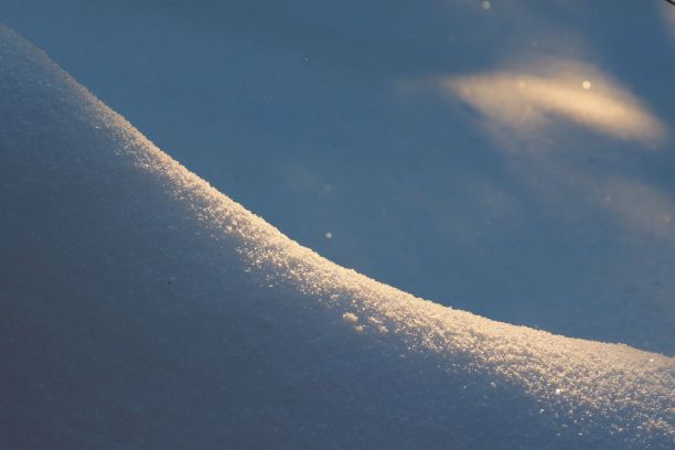 在美丽的阳光下接近雪图片下载