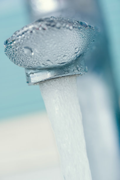 水滴落在浴室的水龙头上。宏观照片图片下载