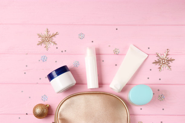 冬季护理化妆品上的彩色背景俯视图。图片下载