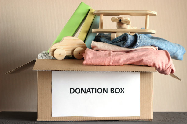 纸板箱里有捐赠的衣服图片下载