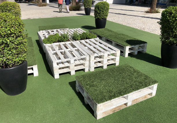 街道城市、城市空间的木质装饰、托盘家具、绿色植物和人造草坪图片下载