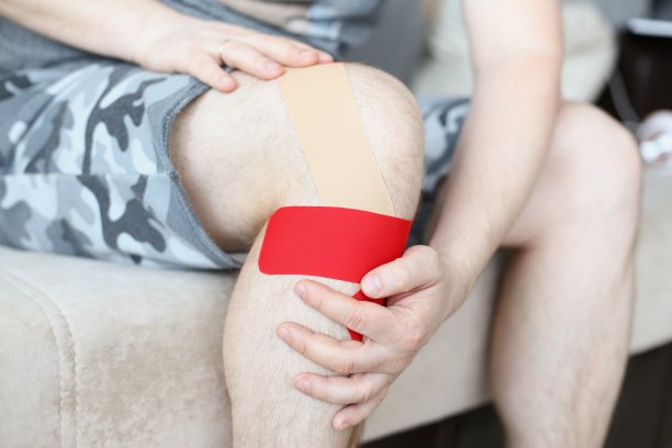 男性伤后带膝关节支架图片下载