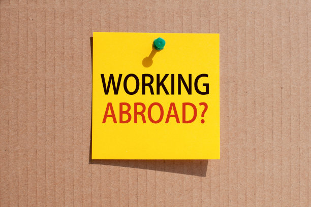 在国外工作写在黄色的纸上，钉在软木板上，图片下载