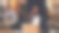 这是一位年轻女商人晚上在办公室用笔记本电脑工作时打电话的照片图片下载