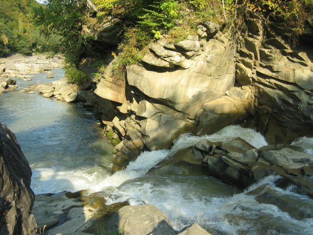 一条山河有陡峭的岩石河岸和岩石水道，形成暴风雨般的瀑布，即喀尔巴阡河，即普吕特河图片下载