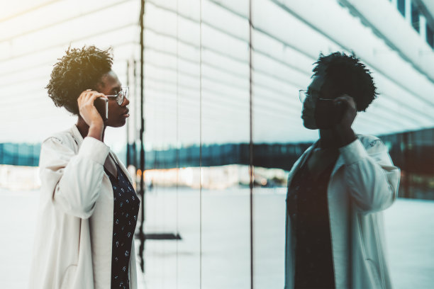 黑色女电话，镜面门面图片下载