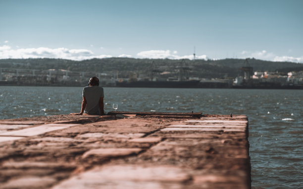 一个人在河边的码头上休息图片下载