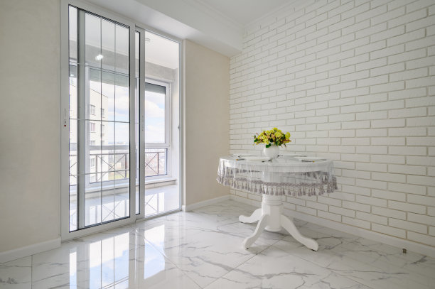 优雅的白色圆形餐桌在现代厨房内部图片下载