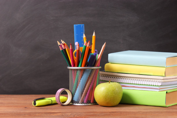 学校文具的背景是校董事会。图片下载