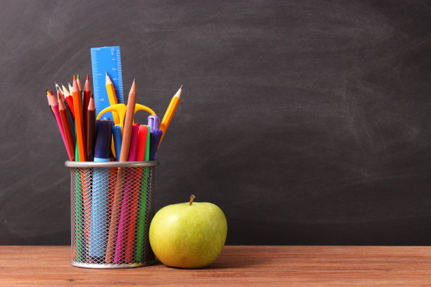 学校文具的背景是校董事会。图片下载