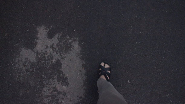 右脚的脚底踩在路上图片下载