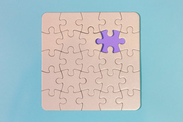 白色拼图与缺失的瓷砖与紫色和浅蓝色的背景图片下载