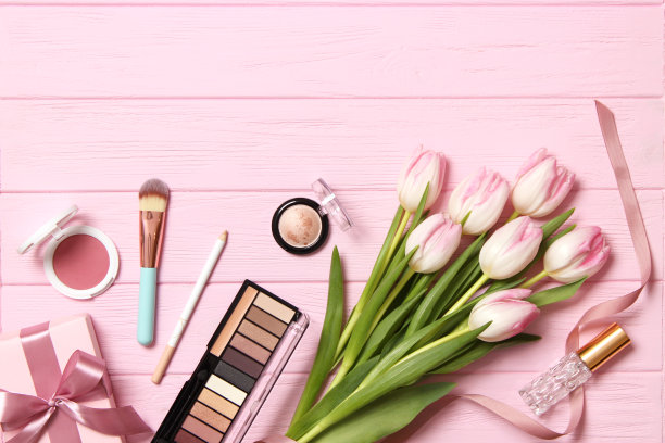 化妆产品和美丽的春天花在木制的背景。前视图。图片下载