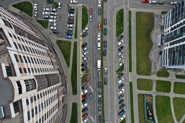 道路与汽车附近的多层建筑俯视图图片下载