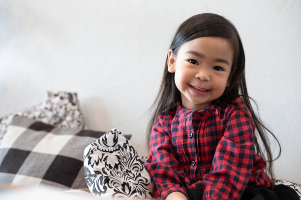 亚洲可爱的小女孩坐在微笑和幸福图片下载