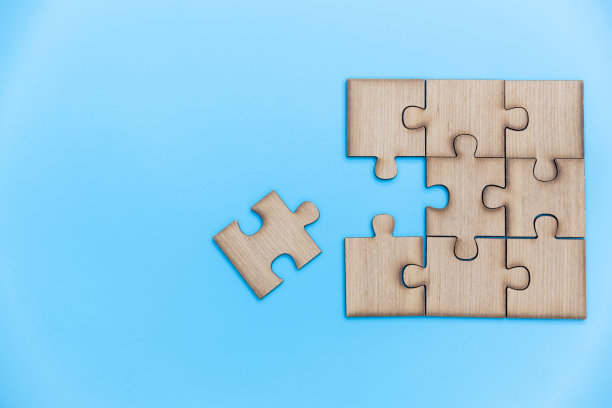 蓝色背景上的木制拼图。蓝色背景上的木制拼图。团队的经营理念图片下载