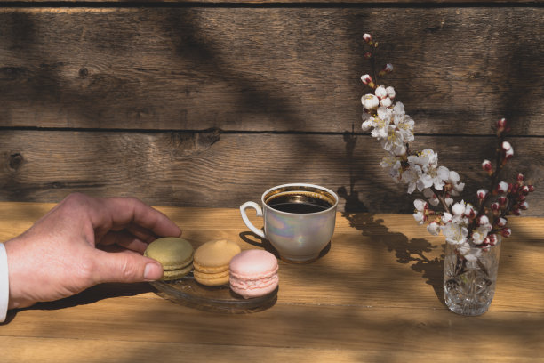 街头咖啡馆的早餐概念。咖啡和杏仁饼干，木质背景图片下载