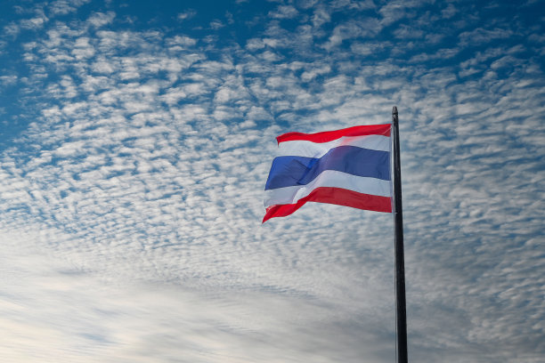 蓝天背景下飘扬的泰国国旗图片下载