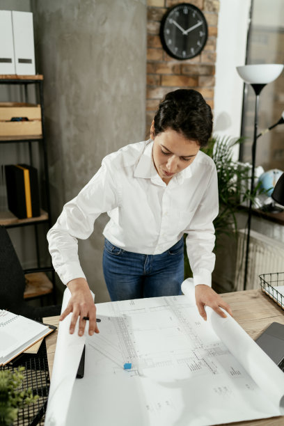 女建筑师坐在办公桌前。库存图片图片下载