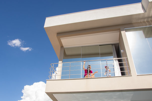 妈妈和小女儿在卧室里玩图片下载