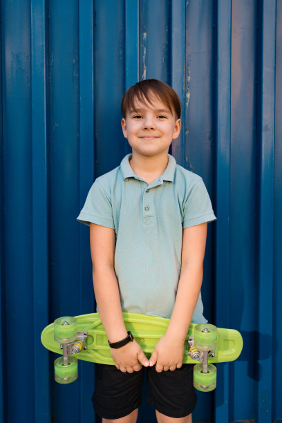 一个小男孩手里拿着一枚绿色的便士图片下载