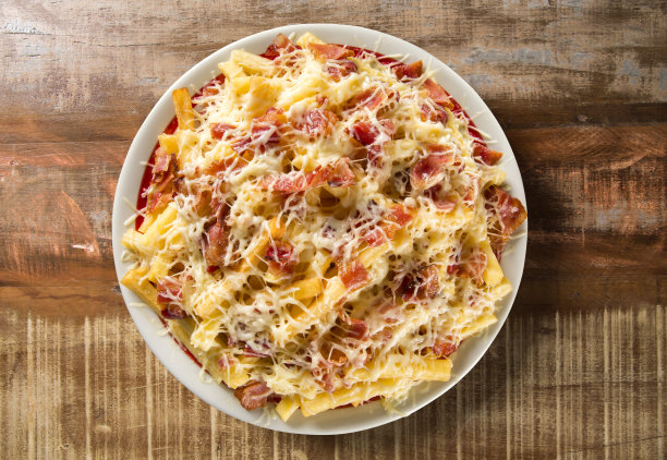 煎马铃薯条配培根和奶酪图片下载