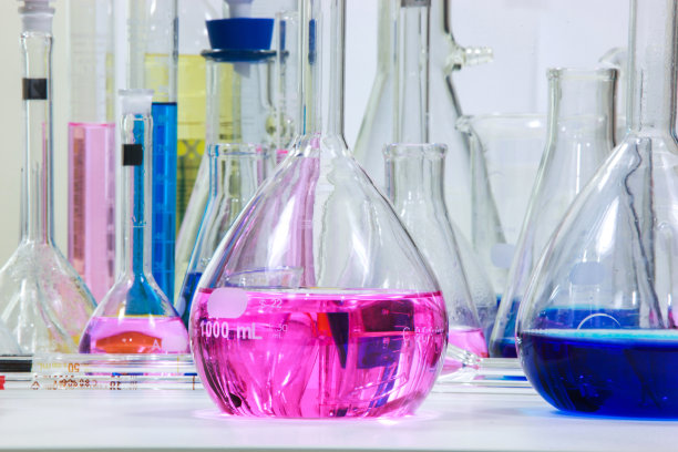 实验材料与有色液体的组成在真实的玻璃罐中对大豆和玉米进行化学测试。图片下载